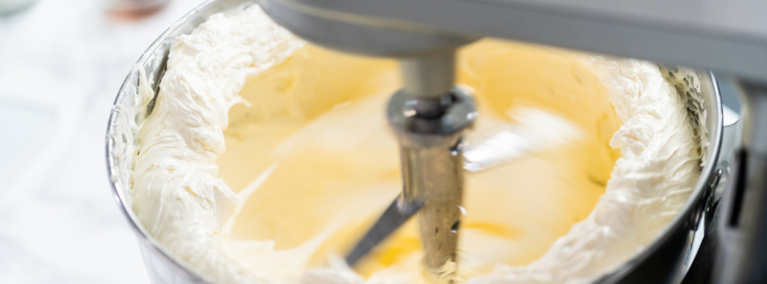 Crema batiéndose para un postre